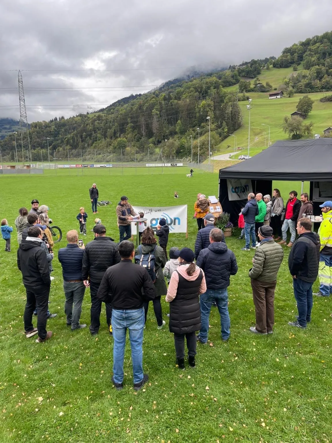 Offizieller Spatenstich für den Pumptrack aGlion in Ilanz – nach jahrelanger Planung wird das Projekt von Gian Marco Bianchi Realität.