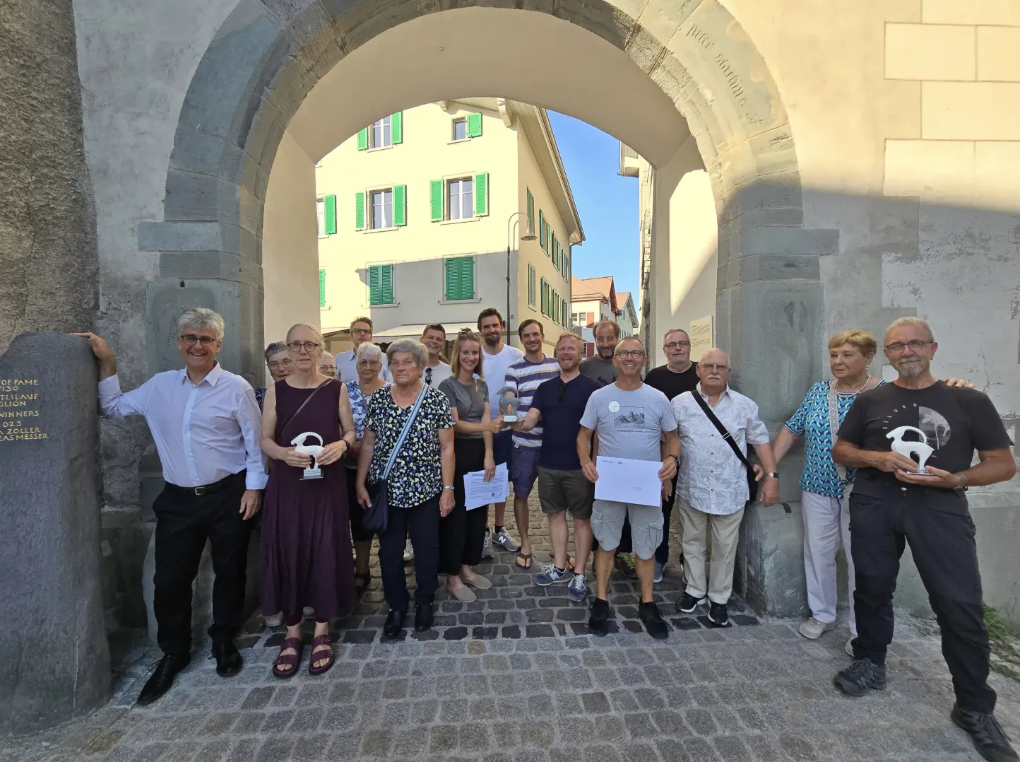 RTR berichtet über den Premi Reuniun 2024 am Städtlifest Ilanz, verliehen an den Verein a Glion von Gian Marco Bianchi für sein Engagement.